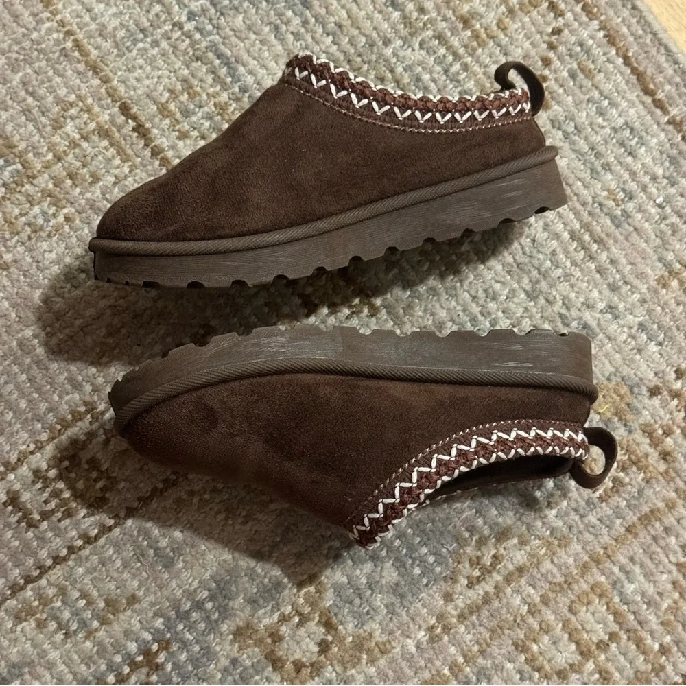 American Exchange Slip-On  Kids  Slippers Size 2